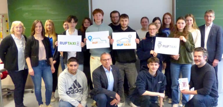 Neues Ruftaxi-Logo – Erfolgreiche Projektarbeit der Gewerbeschule Mosbach mit dem Landratsamt des NOK