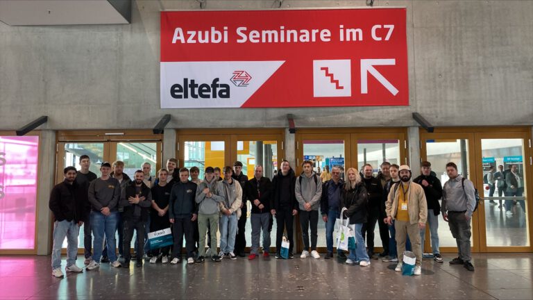 Elektroniker-Azubis auf der ELTEFA Stuttgart